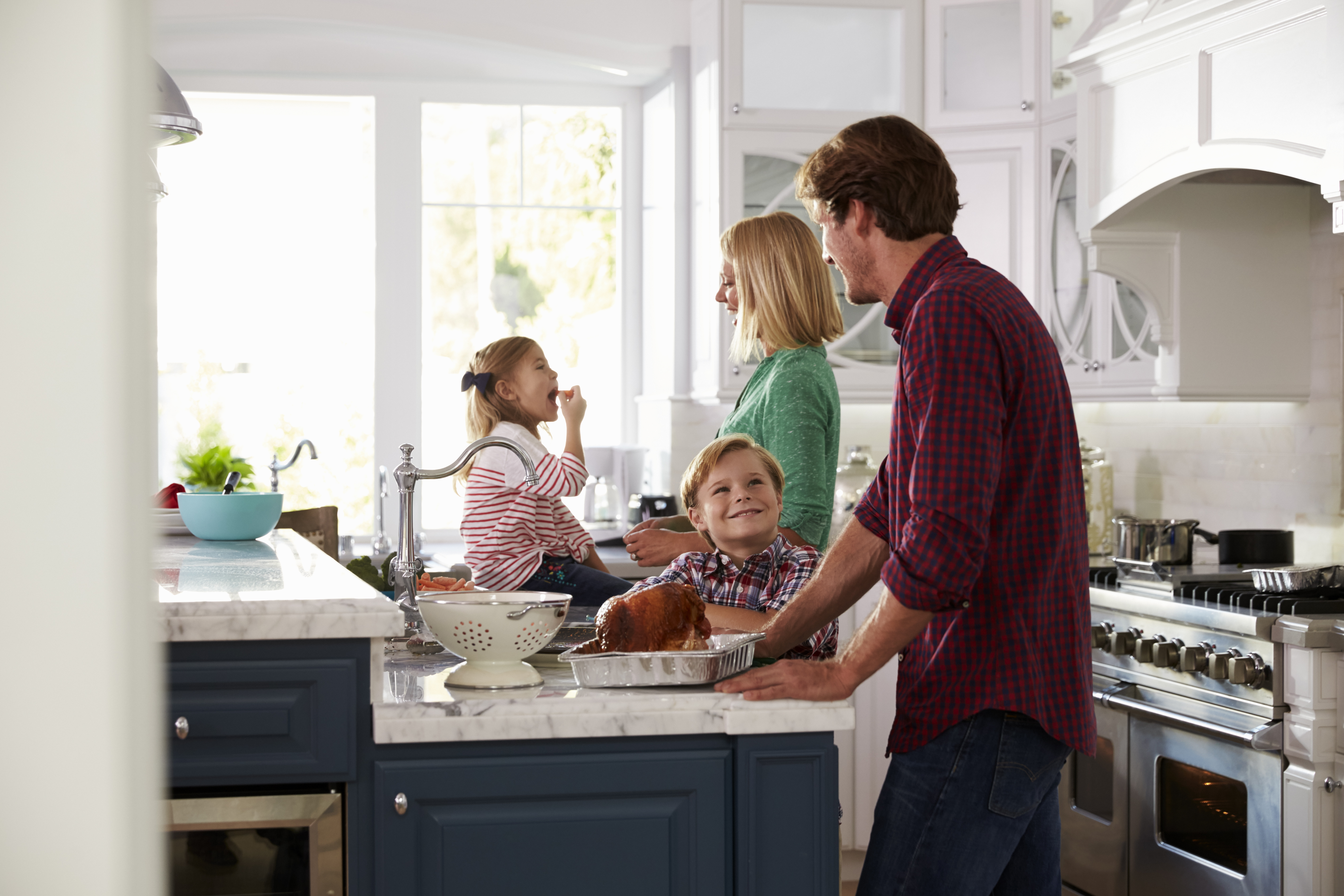 Мама пошла на кухню. Семья на кухне. Счастливая семья на кухне. Фотосессия семьи на кухне. Семья на современной кухне.